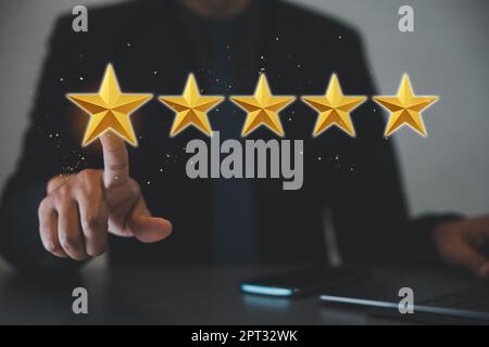 Gold 5 Sterne Bewertung Qualitätsbewertung. Geschäftsmann zeigt Finger auf fünf-Sterne-Symbol für den besten Service Internet-Marketing, der Mann berühren zu erhöhen Stockfoto