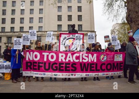 London, Großbritannien. 27. April 2023 Anti-Meloni-Demonstranten versammelten sich vor der Downing Street, als der italienische Premierminister Rishi Sunak traf. Stockfoto