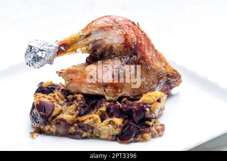 Backen Sie Geflügel Bein mit Füllung mit roten Bohnen serviert Stockfoto