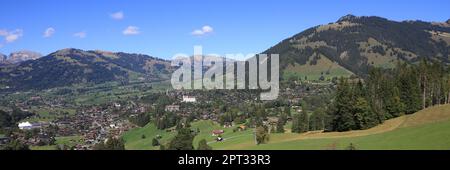 Bergdorf und Ferienort Gstaad im Spätsommer. Stockfoto