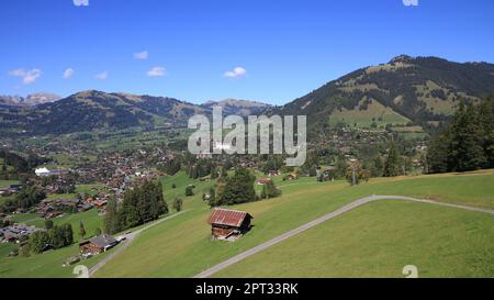 Bergdorf und Ferienort Gstaad im Spätsommer. Stockfoto