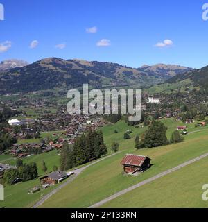 Bergdorf Gstaad im Spätsommer. Stockfoto