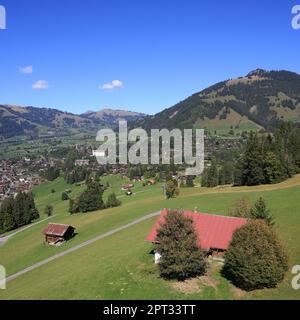 Bergdorf und Ferienort Gstaad im Spätsommer. Stockfoto