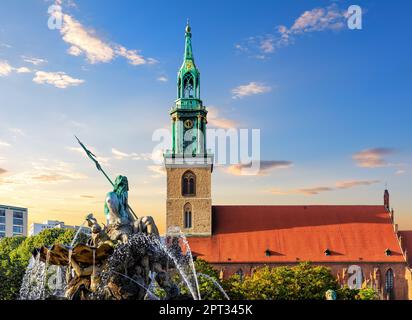 Der Neptunbrunnen vor der Marienkirche in Berlin. Stockfoto