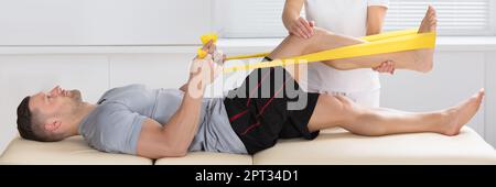 Therapie-Band-Übung. Therapeutisches Physio Rehab Training Stockfoto