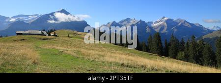 Bergkette vom Mount Wispile, Gstaad aus gesehen. Stockfoto