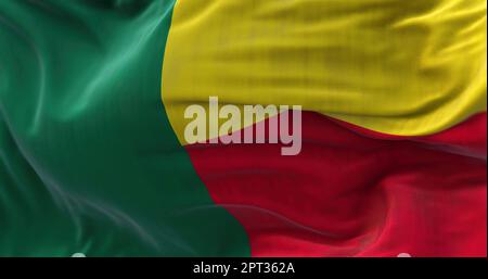Nahaufnahme der im Wind winkenden Benin-Nationalflagge. Die Republik Benin ist ein Land in Westafrika. Texturierter Hintergrund aus Stoff. Selektiv Stockfoto