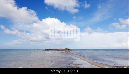 Der Fußweg bei Ebbe verbindet Kueibishan und die Insel Chi Yu in Penghu von Taiwan Stockfoto