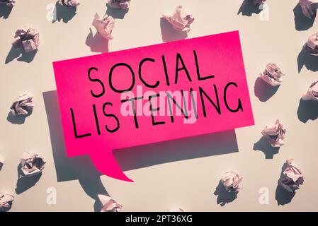Textüberschrift mit Social Listening, Internetkonzept Rechtsinstrument für die Umverteilung von Software Stockfoto