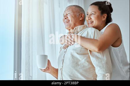 Seniorenpaar, Ruhestand Zukunft und Fenster Vision für Denken, Liebe und Pflege in Kolumbien zu Hause. Glückliche, ältere und denkende Frau umarmen Mann im Haus Stockfoto