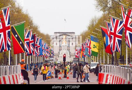 London, Großbritannien. 27. April 2023. Die Union Jacks und Flaggen der Commonwealth-Länder schmücken die Mall, die zum Buckingham Palace führt, als Vorbereitung auf die Krönung von König Karl III., die am 6. Mai stattfindet, um London herum. (Kreditbild: © Vuk Valcic/SOPA Images via ZUMA Press Wire) NUR REDAKTIONELLE VERWENDUNG! Nicht für den kommerziellen GEBRAUCH! Stockfoto