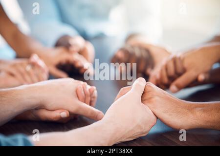 Psychische Unterstützung, Händchenhalten und Gruppenberatung, Therapietreffen und psychologische Hilfe, Vertrauen und Gottesdienst. Männer, Frauen und Diversity People pra Stockfoto