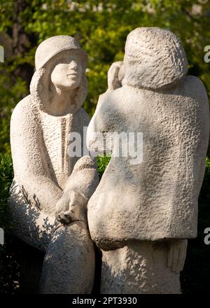 Sofia Bulgarien Kunst Gartenskulptur von zwei Mädchen, die mit dem Namen Komposition 1976 von IVA Hadzhieva in Sofia, Bulgarien, Balkan, EU Stockfoto