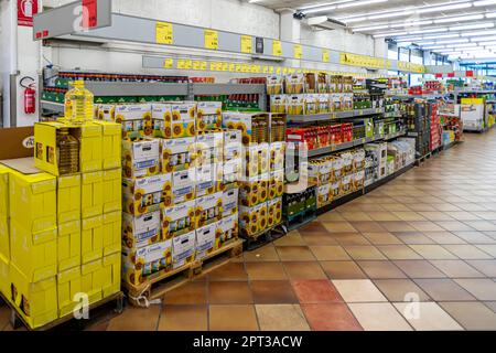 Italien - 27. April 2023: Saatöl in Flaschen und Verpackungen in Regalen zum Verkauf im italienischen Discounter Stockfoto