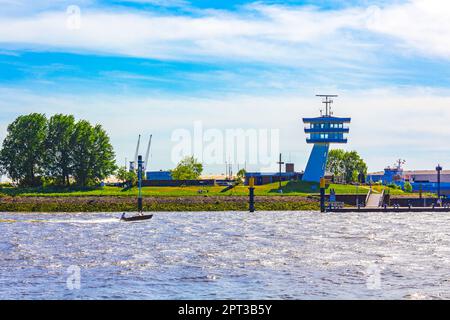 Weser mit Deichindustrie und Erholung bei Schlachte in Bremen Deutschland. Stockfoto