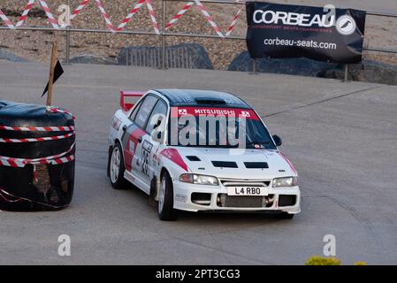 Wayne Larbalestier tritt gegen einen Mitsubishi Evo 3 an der Corbeau Seats Rallye an der Küste in Clacton, Essex, Großbritannien. Mitfahrer Steve Tillbrook Stockfoto