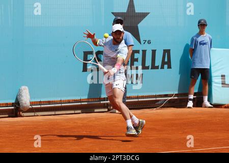 Madrid, Spanien. 27. April 2023. Corentin Moutet (FRA) Tennis : Corentin Moutet während der Einzelrunde von 128 gegen Yosuke Watanuki auf der ATP Tour Masters 1000 "Mutua Madrid Open Tennis Turnier" im Caja Magica in Madrid, Spanien . Kredit: Mutsu Kawamori/AFLO/Alamy Live News Stockfoto