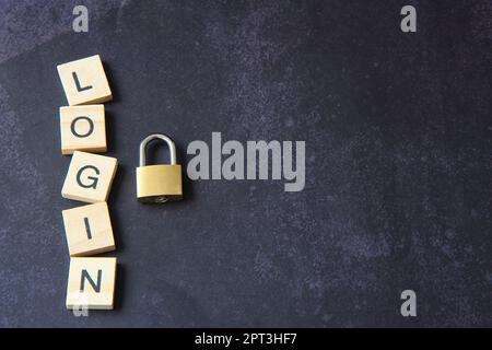 Das Wort „Login“ in Holzbuchstaben neben einem Vorhängeschloss steht für das Konzept der Netzwerksicherheit. Cyber ​​security, Schutz vor Betrug. Stockfoto