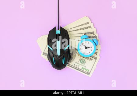 Computer Maus und kleinen blauen Wecker auf viele Dollarscheine. Bezahlung pro Klicken und autoclicker Konzept. Das Ergebnis im Internet. Flach Top View Stockfoto