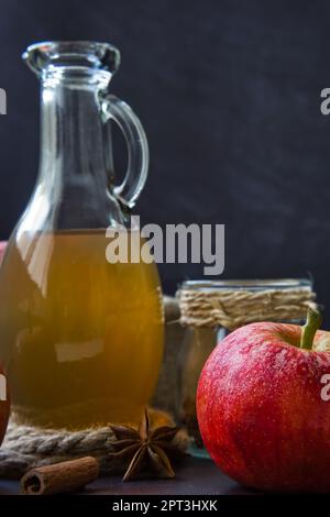 Apfelessig, verwendet für Gewichtsverlust, hilft bei intermittierendem Fasten, senkt Cholesterin und Blutzucker-Spiegel und verbessert die Symptome von Diabetikern Stockfoto