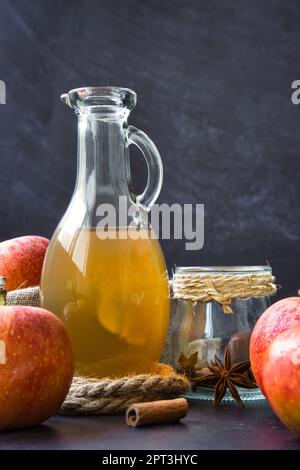 Apfelessig, verwendet für Gewichtsverlust, hilft bei intermittierendem Fasten, senkt Cholesterin und Blutzucker-Spiegel und verbessert die Symptome von Diabetikern Stockfoto