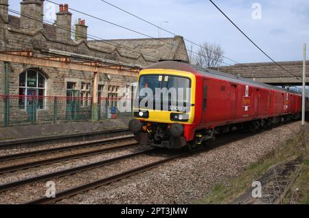 Royal Mail Klasse 325, elektrische Mehrzweckeinheiten auf der West Coast Main Line, die am 26. April 2023 durch Carnforth fährt. Mit 325013 vorne am Zug. Stockfoto