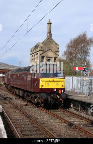 Zwei West Coast Railways-Dieselfahrzeuge, die am 26. April 2023 in Carnforth ankommen, Klasse 57, 57314 Conwy Castle und Klasse 47, 47772 Carnforth TMD. Stockfoto