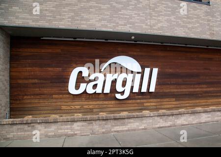 Wichita, Kansas, USA - 22. März 2022: Nahaufnahme des Cargill-Schilds am Hauptsitz von North American Protein in Wichita, Kansas, USA. Stockfoto