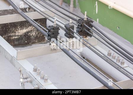 Antennensignalkabel auf dem Zementboden des Gebäudes installiert Stockfoto