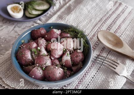 Auf dem Tisch auf einem Teller gebackenes Rettich mit grünen Zwiebeln und Kräutern. In enger vorgestellt. Stockfoto