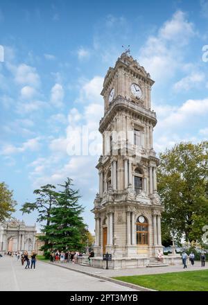 Istanbul, Türkei - 31. August 2022: Dolmabahce Uhrenturm, Türkisch: Dolmabahce Saat Kulesi, außerhalb des Dolmabahce-Palastes gelegen, mit Touristen Stockfoto