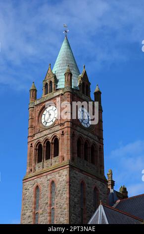 Der Uhrenturm von Derry Guildhall Stockfoto