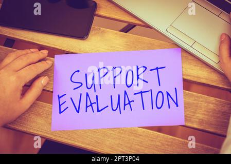 Textschild zeigt Support Evaluation, Internet-Konzept hilft bewerten ein Thema wert oder Signifikanzen Handy-Bildschirm mit wichtigen Nachricht auf Stockfoto