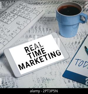 Handschriftentext Real Time Marketing, Geschäftskonzept Geschäftsstrategie mit Fokus auf aktuelle Trends und Kundenfeedback Stockfoto