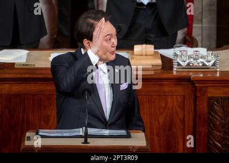 Präsident Yoon Suk Yeol von der Republik Korea hält am Donnerstag, den 27. April, seine Rede vor einer gemeinsamen Kongresssitzung im Parlamentsgebäude im US-Kapitol in Washington, D.C. 2023. Kredit: Rod Lamkey/CNP/MediaPunch Stockfoto