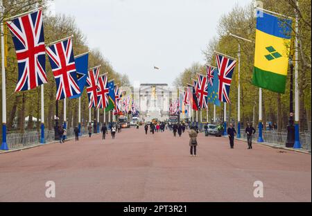 Die Union Jacks und Flaggen der Commonwealth-Länder schmücken die Mall, die zum Buckingham Palace führt, als Vorbereitung auf die Krönung von König Karl III., die am 6. Mai stattfindet, um London herum. Stockfoto