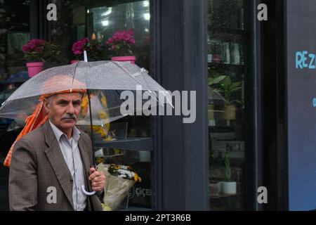 Istanbul, Türkei. 27. April 2023. Ein Mann hält einen Schirm, um ihn vor dem Regen in Istanbul zu schützen. Trotz des regnerischen und bewölkten Wetters zog die Dichte der Touristen im Stadtteil Süleymaniye von Istanbul, einer der beliebtesten Städte der Welt, Aufmerksamkeit auf sich. (Foto: Mine TOZ/SOPA Images/Sipa USA) Guthaben: SIPA USA/Alamy Live News Stockfoto