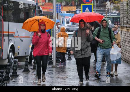 Istanbul, Türkei. 27. April 2023. Frauen verstecken sich unter Regenschirmen an einem Regentag in Istanbul. Trotz des regnerischen und bewölkten Wetters zog die Dichte der Touristen im Stadtteil Süleymaniye von Istanbul, einer der beliebtesten Städte der Welt, Aufmerksamkeit auf sich. (Foto: Mine TOZ/SOPA Images/Sipa USA) Guthaben: SIPA USA/Alamy Live News Stockfoto