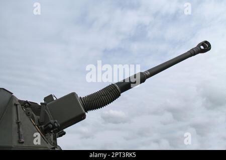 Der schwere Geschützturm eines Militärpanzerwagens. Stockfoto