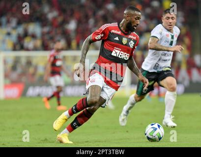 Rio de Janeiro, Brasilien, 26. April 2023. Gerson von Flamengo, während des Spiels zwischen Flamengo und Maringa, für den Brasilien Cup 2023, im Maracana Stadium, in Rio de Janeiro am 26. April. Foto: Marcello Dias/DiaEsportivo/Alamy Live News Stockfoto