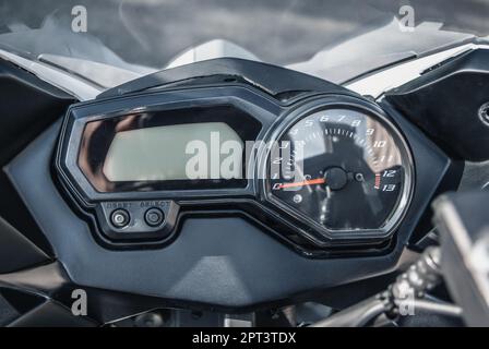 Tachometer- und Motorrad-Informationsbildschirm. Stockfoto