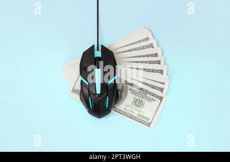 Computer Maus auf viele Dollarscheine. Bezahlung pro Klicken und autoclicker Konzept. Das Ergebnis im Internet. Flach Draufsicht auf Pastell-blaue Hintergrund Stockfoto