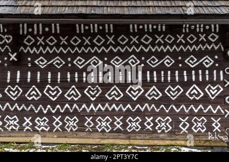 Gemaltes Volkshaus, UNESCO-Dorf Cicmany in der Slowakei Stockfoto