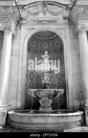 Der Nischenbrunnen aus Muschelkalkstein im Bayerischen Nationalmuseum an der Ecke Prinzregentenstraße und Lerchenfeldstraße in München-Lehel Stockfoto