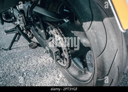 Hinterrad des Motorrads. Kettenrad, Kettenrad am Motorrad Stockfoto