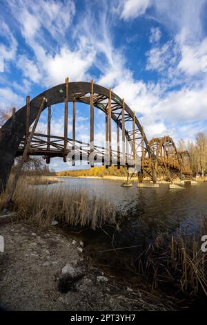 Holzbrücke im Naturschutzgebiet Balaton-Felvideki, Kis-Balaton, Transdanubien, Ungarn Stockfoto