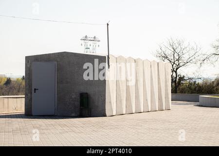 Neuer Betonbunker in der Stadt Dnipro in den Parks vor Raketenangriffen, Bodenbunker vor Bombenangriffen in der Ukraine Stockfoto