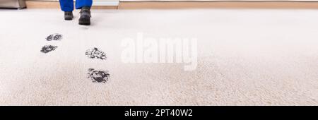Schlammiger Teppich-Fußabdruck. Fußabdrücke Im Freien Auf Dem Boden Stockfoto