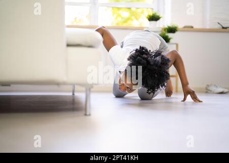 Afrikanische Frau Verlor Schlüssel Oder Telefon. Auf Der Suche Nach Etwas Stockfoto