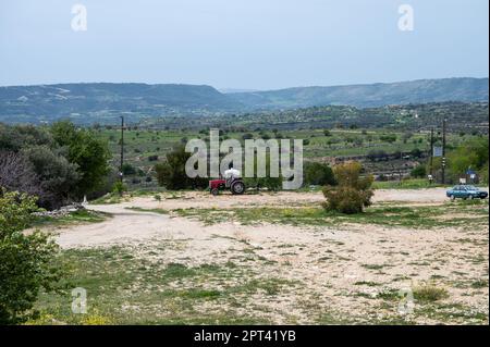 Lofou, Limassol District, Zypern, 24. März 2023 - Farmland und Hügel im Dorf Stockfoto